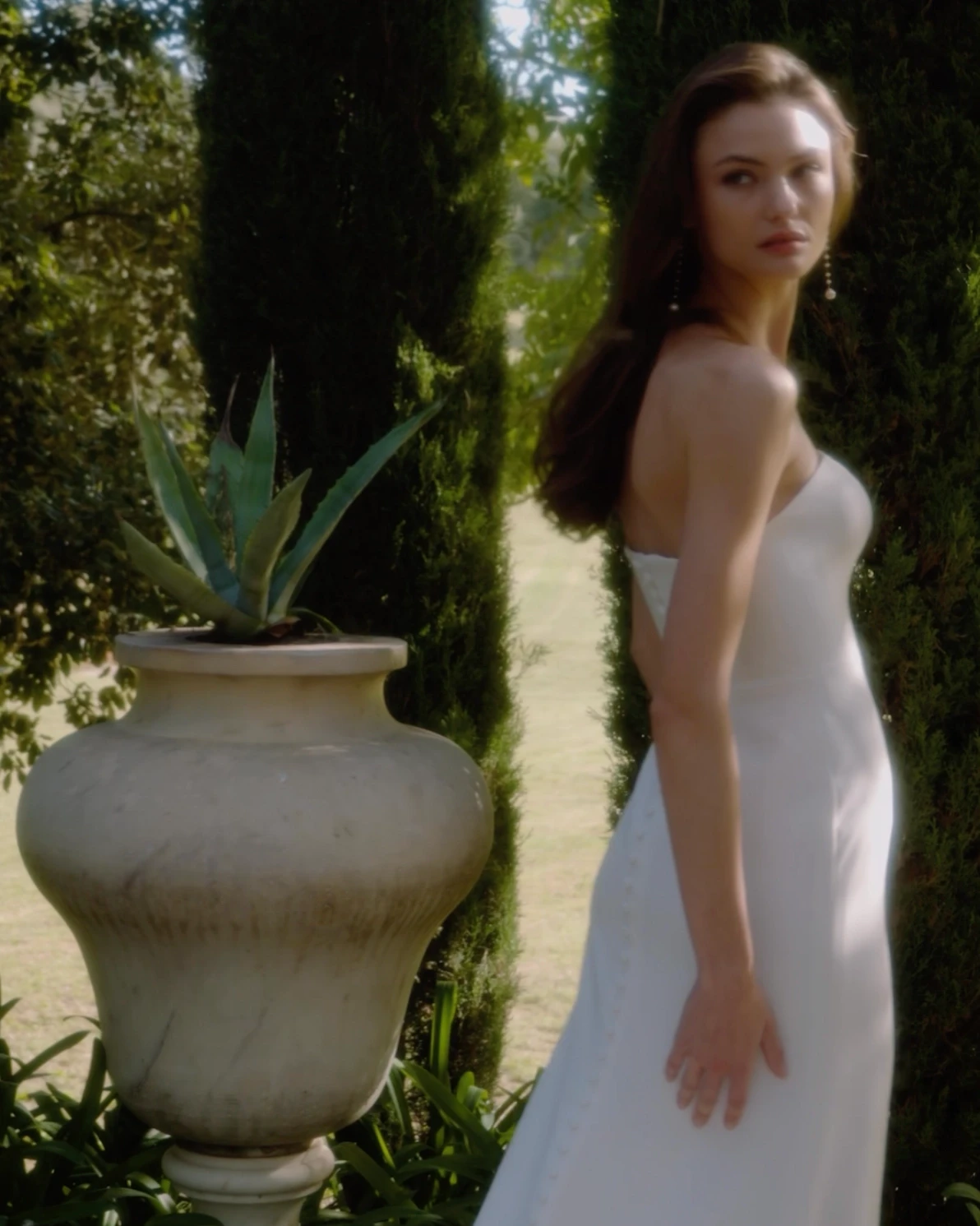 Photo of the model wearing an Alma Novia gown