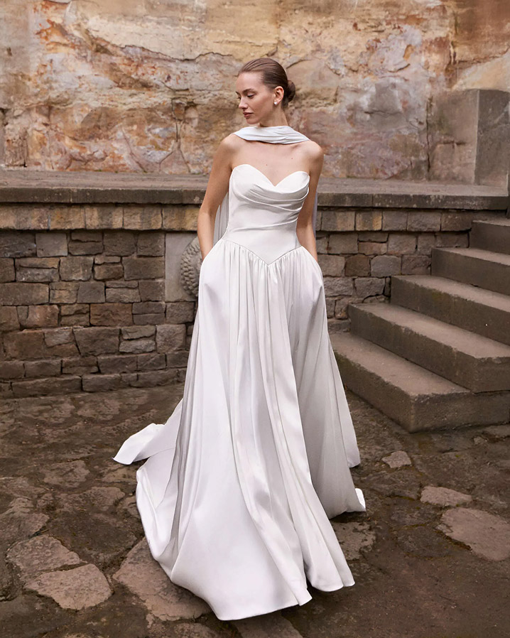 Photo of the model wearing a Pronovias gown