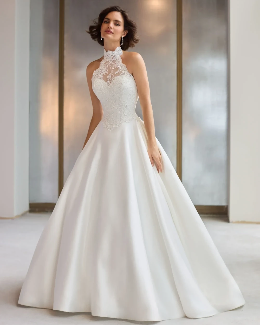 Photo of the model wearing a Pronovias gown